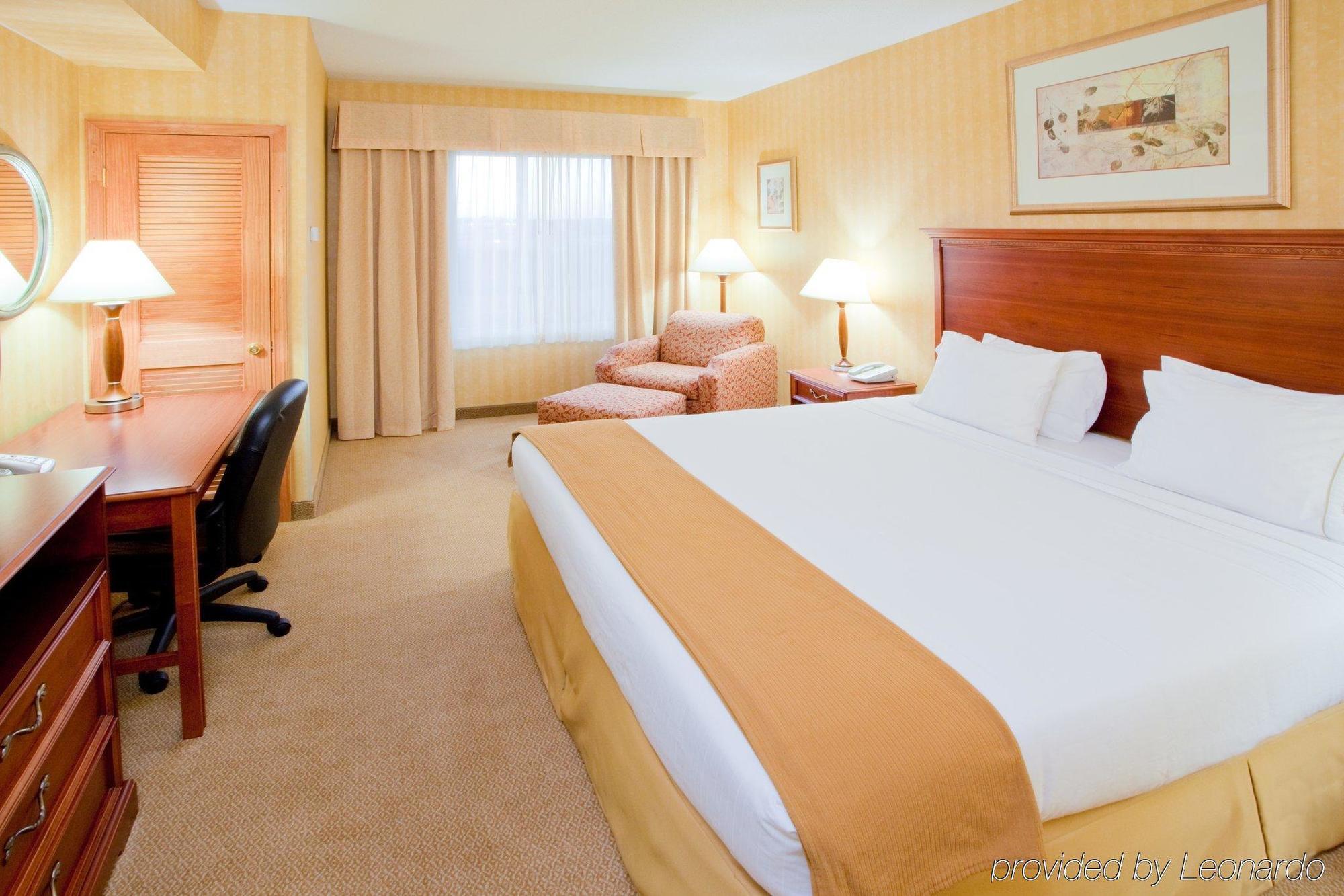 Holiday Inn Express Hotel & Suites Woodbridge, An Ihg Hotel Екстериор снимка