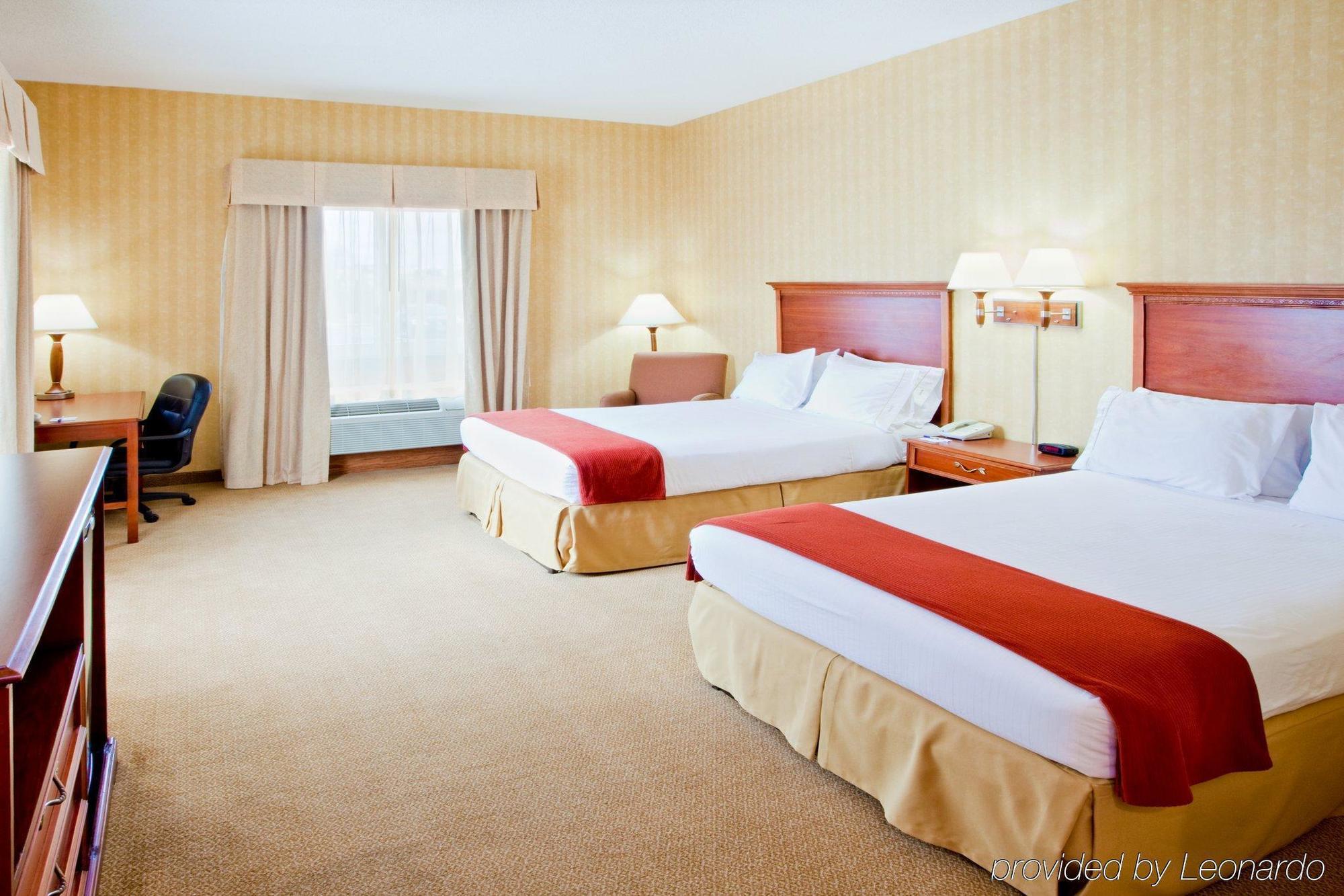 Holiday Inn Express Hotel & Suites Woodbridge, An Ihg Hotel Екстериор снимка