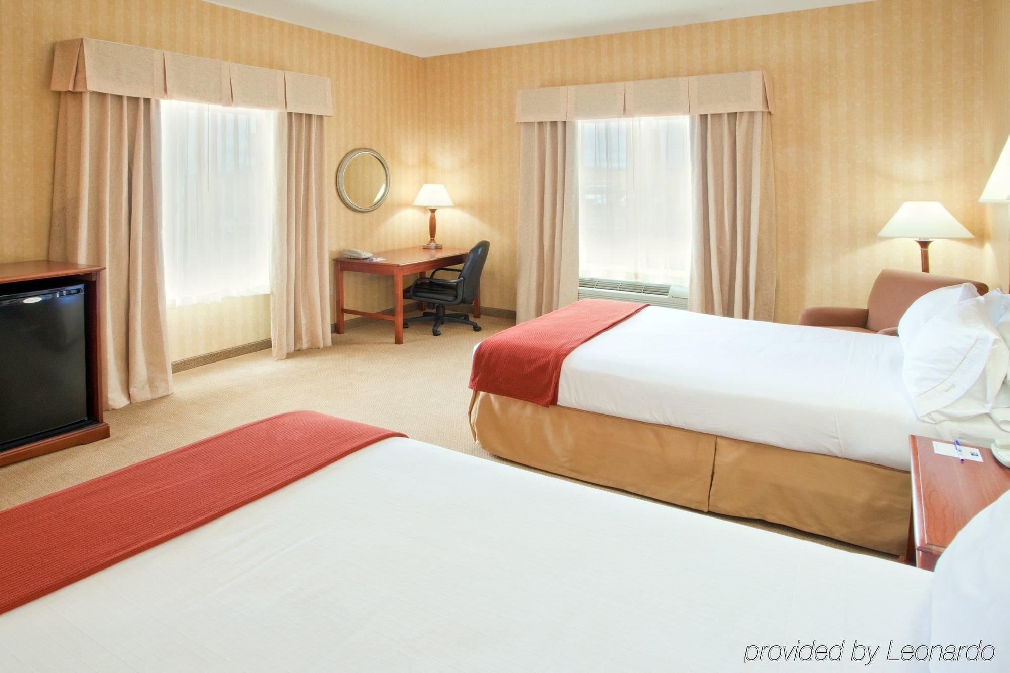 Holiday Inn Express Hotel & Suites Woodbridge, An Ihg Hotel Екстериор снимка