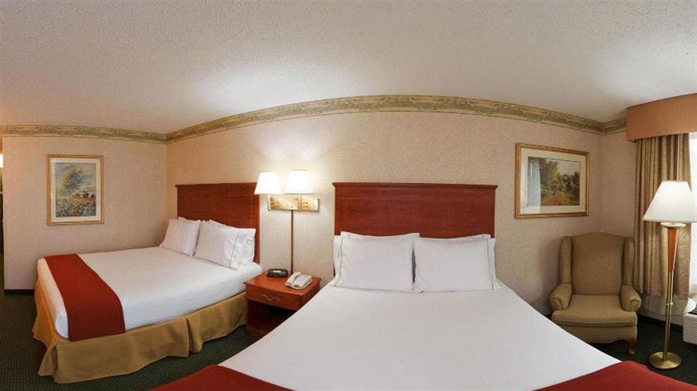 Holiday Inn Express Hotel & Suites Woodbridge, An Ihg Hotel Екстериор снимка