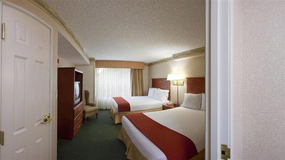 Holiday Inn Express Hotel & Suites Woodbridge, An Ihg Hotel Екстериор снимка